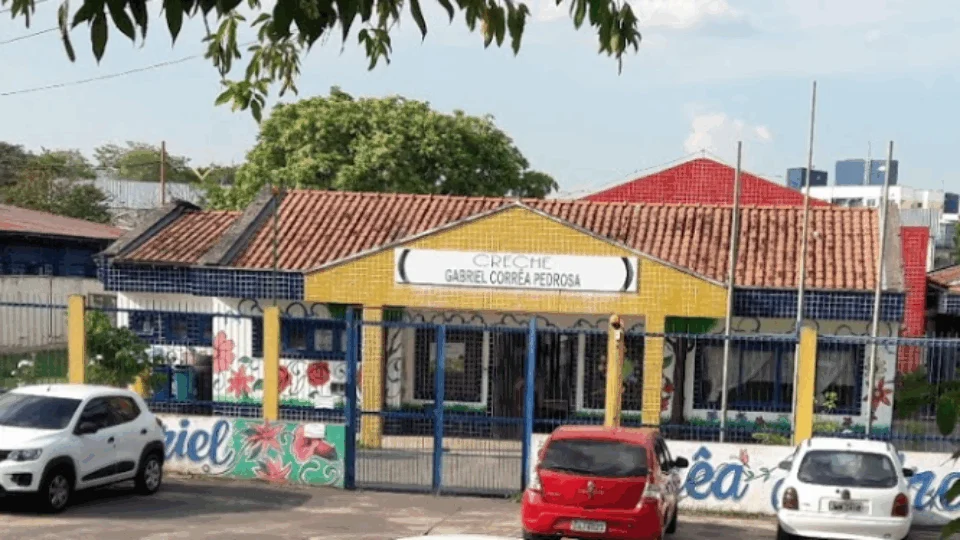 ‘Nossas crianças ficam expostas’, diz avó sobre creche invadida por adolescentes, em Manaus. Veja vídeo!