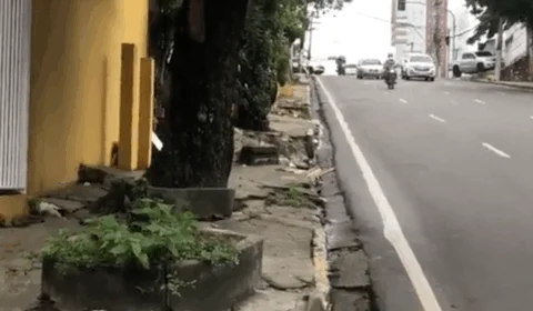 Situação crítica de calçada próximo a shopping no Adrianópolis coloca pedestres em risco