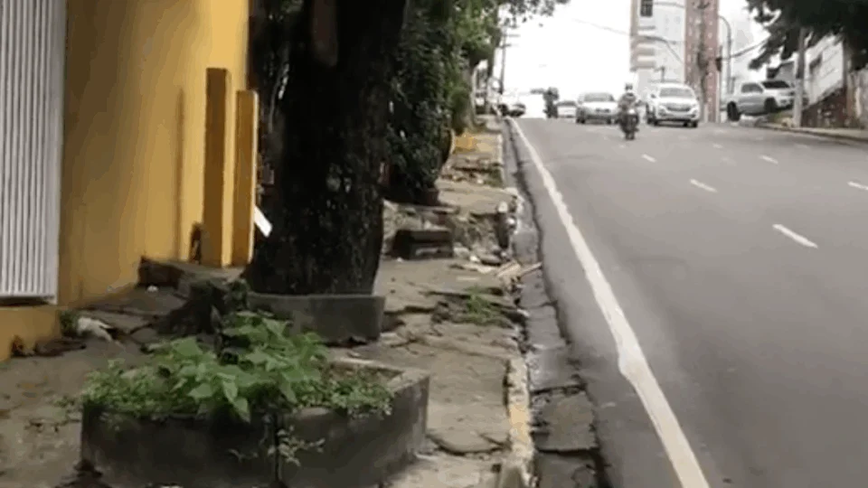 Situação crítica de calçada próximo a shopping no Adrianópolis coloca pedestres em risco