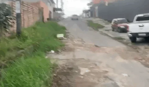 Comerciantes tapam buracos com cascalhos em rua do bairro Cidade Nova
