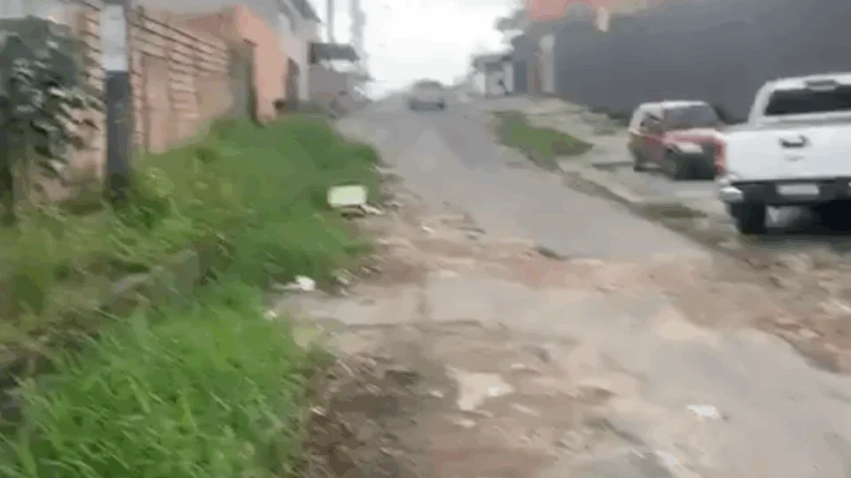 Comerciantes tapam buracos com cascalhos em rua do bairro Cidade Nova