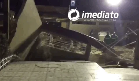 Cratera: morador que temia perder a vida, teve o muro caído na rua Robson de Souza, no Lírio do Vale. Veja vídeo!