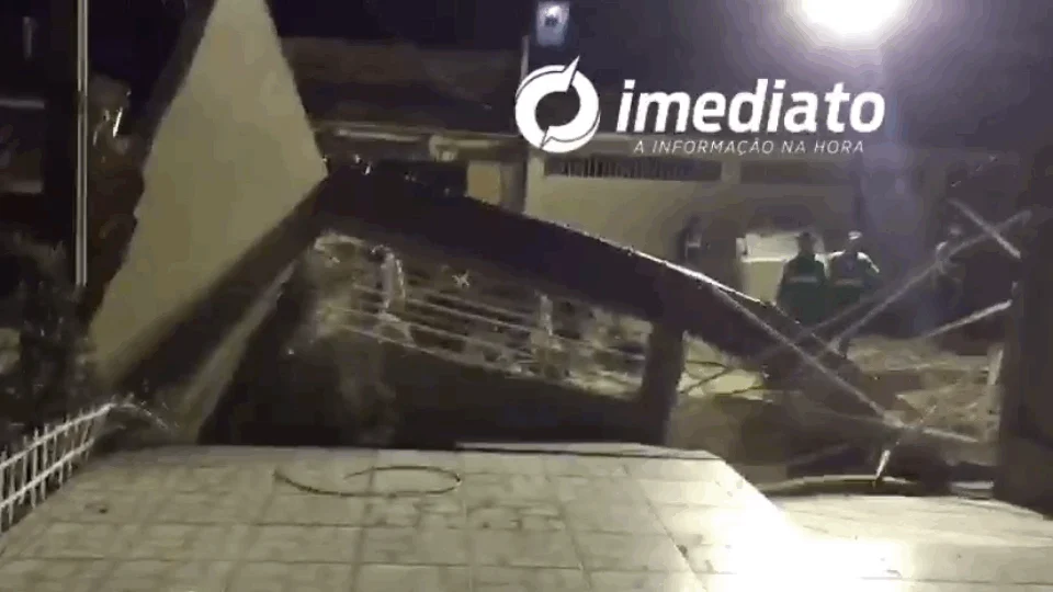 Cratera: morador que temia perder a vida, teve o muro caído na rua Robson de Souza, no Lírio do Vale. Veja vídeo!