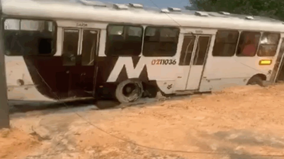 Ônibus quase tomba ao cair em buraco e passageiros levam susto, na Avenida Torquato Tapajós