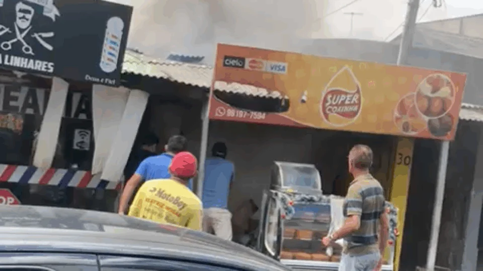 Vídeo: Incêndio em lanche no Bairro da Paz, na zona Centro-Oeste