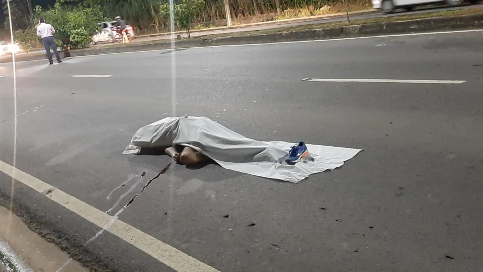 Homem morre ao ser atropelado enquanto fugia do ataque de cachorros, na zona Norte