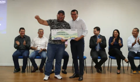 Wilson Lima indeniza famílias retiradas da Comunidade da Sharp do bairro Armando Mendes