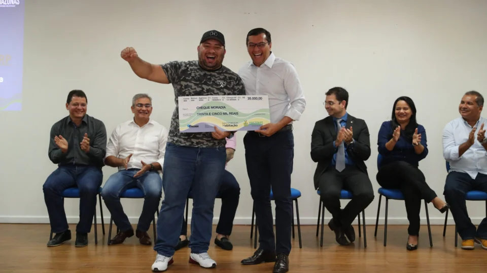 Wilson Lima indeniza famílias retiradas da Comunidade da Sharp do bairro Armando Mendes