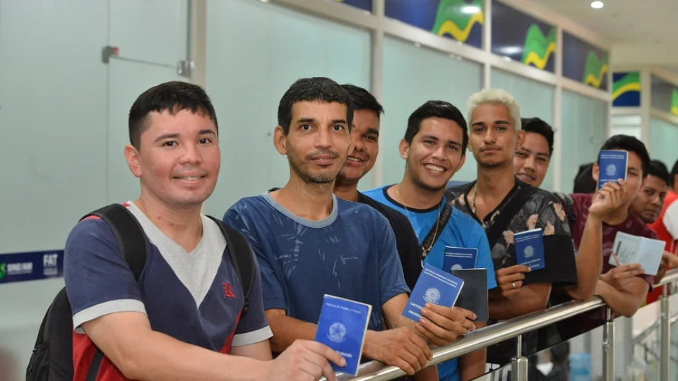 Mais de mil pessoas se candidatam para vagas de primeiro emprego oferecidas pelo Sine Amazonas