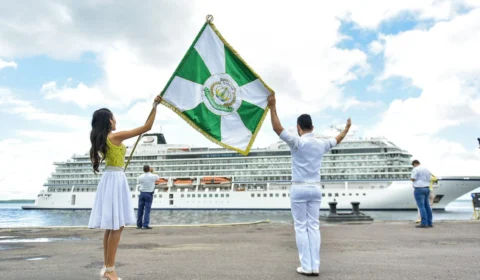 Com muito samba, aproximadamente 1,4 mil turistas desembarcam em Manaus para dar boas-vindas ao Ano Novo