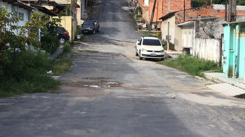 Moradores reclamam dos buracos em rua do bairro Cidade Nova, zona Norte