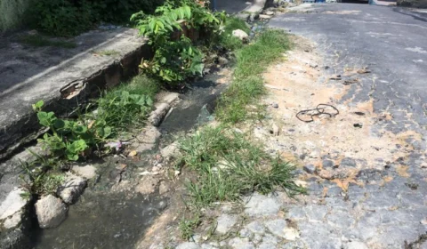 ‘Nossas crianças caem nos buracos porque não temos meio fio’, reclama moradora do Jorge Teixeira 2