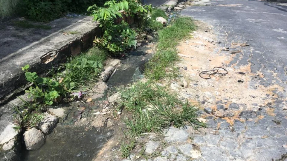 ‘Nossas crianças caem nos buracos porque não temos meio fio’, reclama moradora do Jorge Teixeira 2