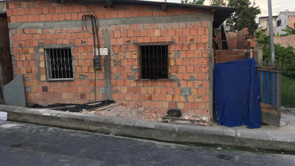 Homem mata o próprio irmão com 5 facadas, no bairro Tancredo Neves, zona leste