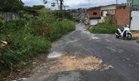 Esquecidos pela prefeitura de Manaus, moradores reclamam que não recebem asfalto há 20 anos