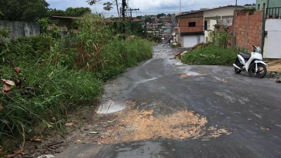 Esquecidos pela prefeitura de Manaus, moradores reclamam que não recebem asfalto há 20 anos