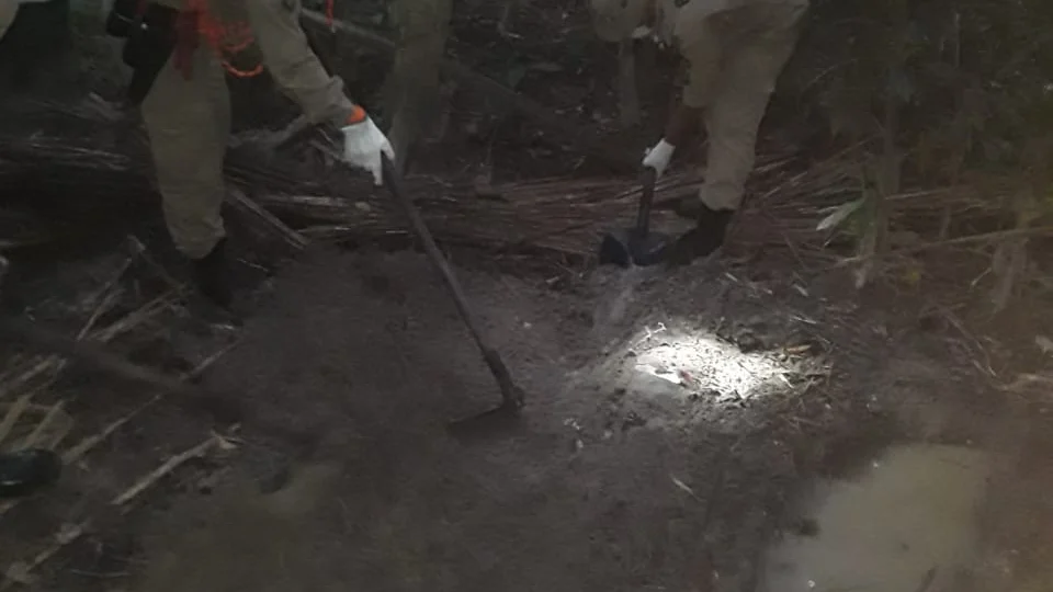 Corpo de Alice é retirado de área de difícil acesso com apoio do Corpo de Bombeiros, no Tarumã