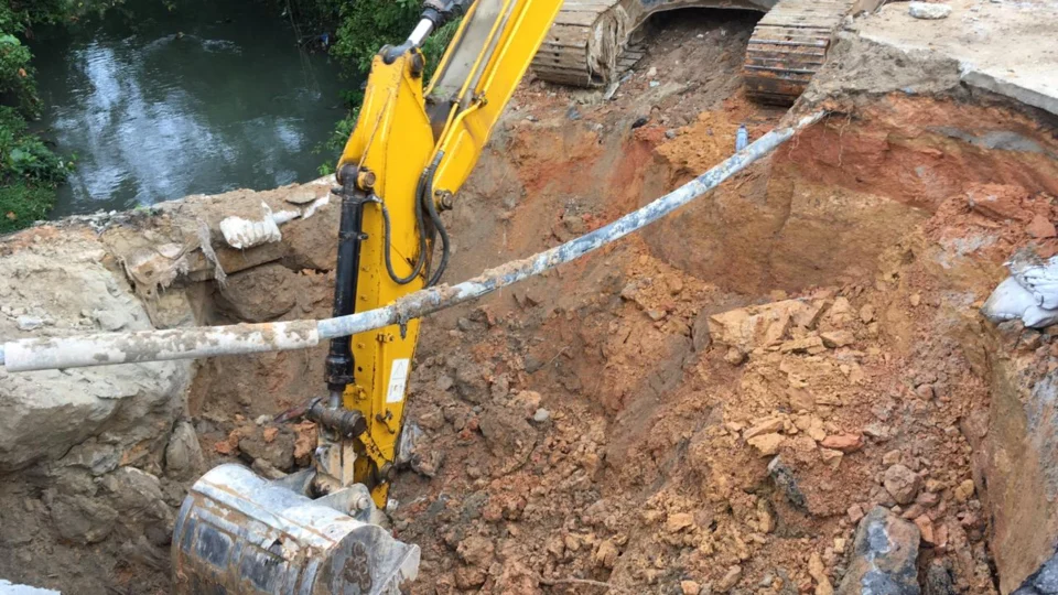 Cratera abre na Djalma Batista e deixa o trânsito mais lendo na avenida
