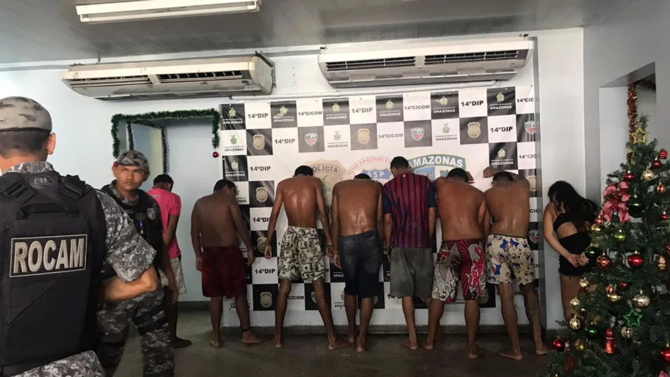 Rocam prende quadrilha em uma praia no bairro Mauazinho