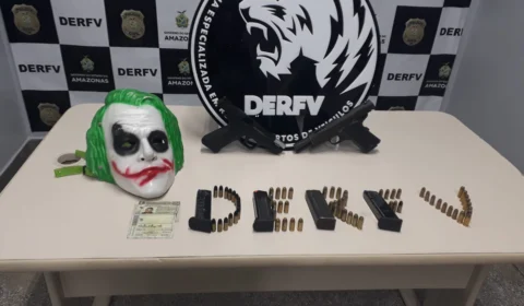 Dupla usava máscaras e armas de fogo para roubar veículos em Manaus