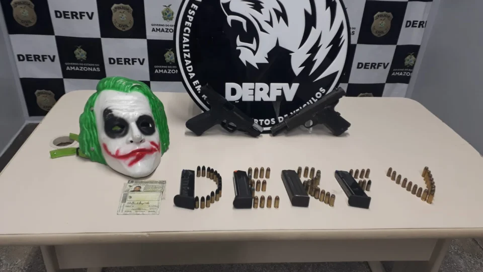 Dupla usava máscaras e armas de fogo para roubar veículos em Manaus