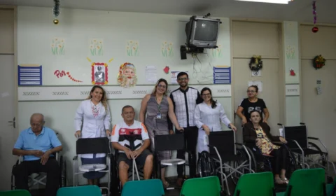 Centro de reabilitação da Susam entrega cadeiras de rodas e de banho a pacientes