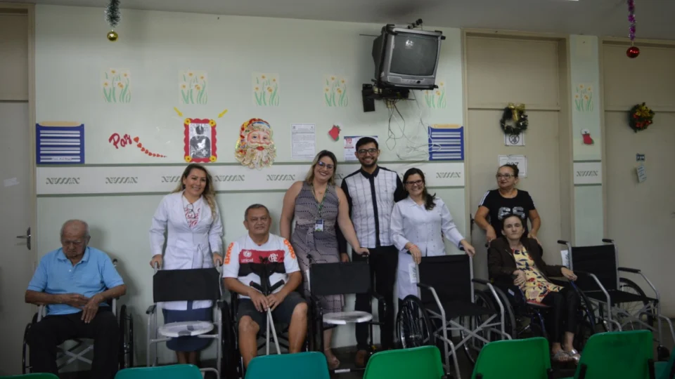 Centro de reabilitação da Susam entrega cadeiras de rodas e de banho a pacientes