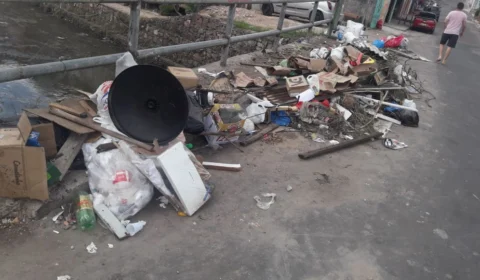 ‘Eu me sinto prejudicada, o mal cheiro é insuportável’, diz moradora sobre lixeira viciada, no bairro da União