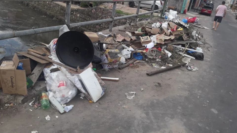 ‘Eu me sinto prejudicada, o mal cheiro é insuportável’, diz moradora sobre lixeira viciada, no bairro da União