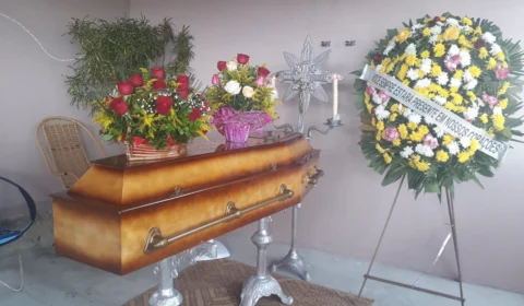 Familiares dão o último adeus a jovem Heloísa Medeiros, nesta segunda (16)