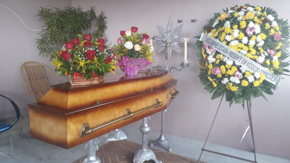 Familiares dão o último adeus a jovem Heloísa Medeiros, nesta segunda (16)