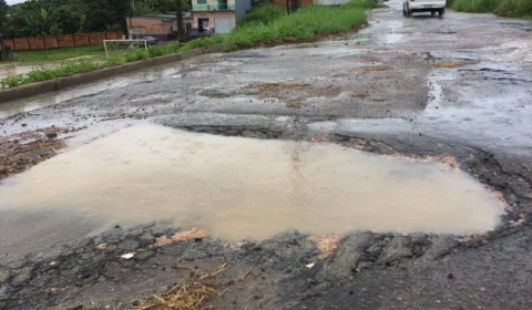 Moradores da rua Barão Santo Ângelo reclamam de crateras que só pioram, no período de chuva
