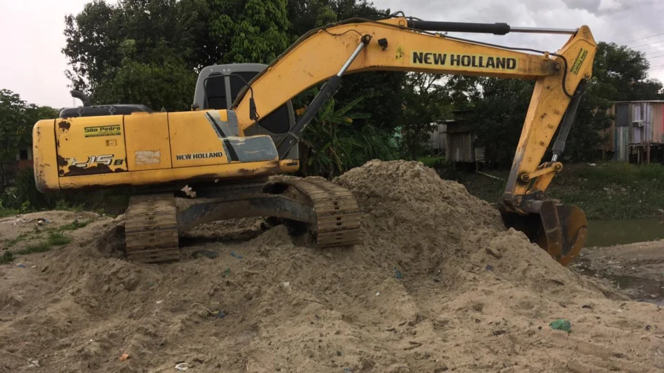 ‘Essa máquina está aqui faz tempo, só pra tirar areia de igarapé’, diz morador sobre ‘obra’, na zona Leste