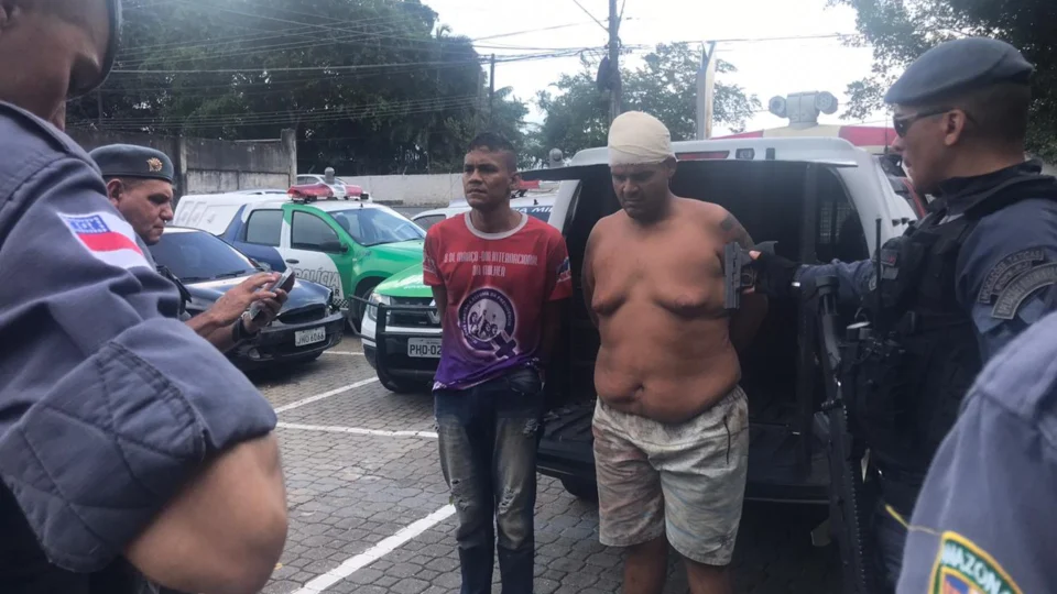 Após perseguição e troca de tiros, dupla de assaltantes é presa com carro roubado