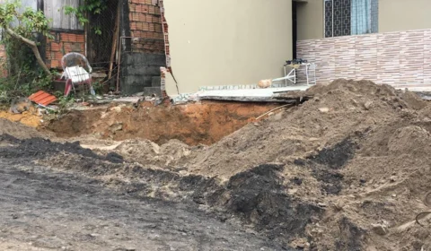 Muro de residência despenca após problema com cratera ser ignorado pela Prefeitura de Manaus