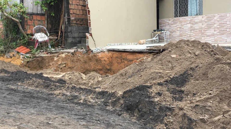 Muro de residência despenca após problema com cratera ser ignorado pela Prefeitura de Manaus