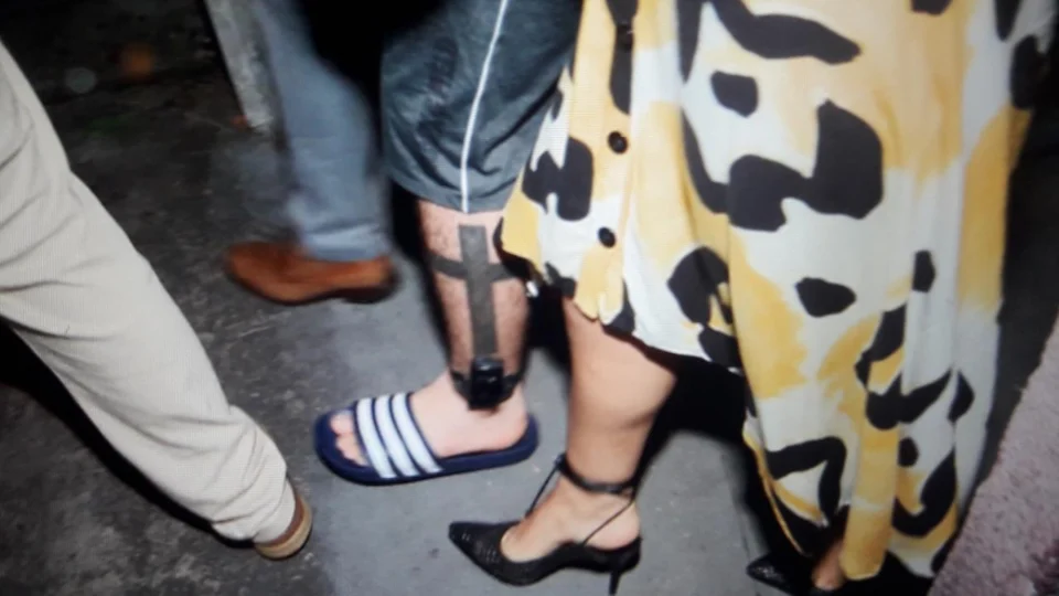 Alejandro Valeiko coloca tornozeleira eletrônica para responder crime de assassinato em liberdade