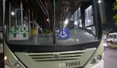 Ônibus da linha 430 foi alvo de criminosos fortemente armados