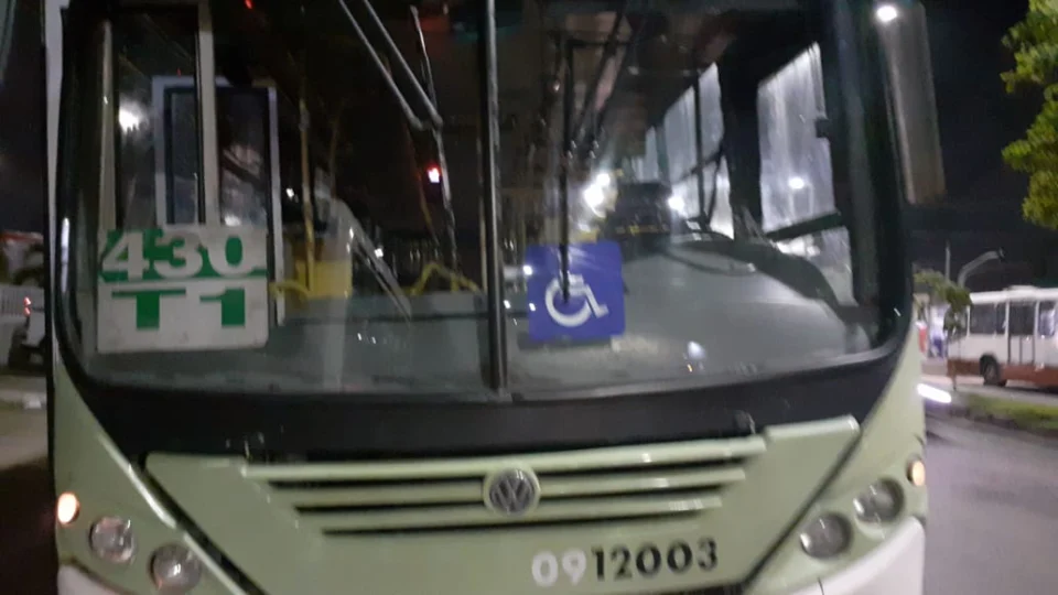 Ônibus da linha 430 foi alvo de criminosos fortemente armados