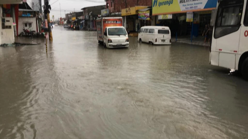 Com chuva, estabelecimentos são alagados em avenida na zona Norte e donos sofrem com transtornos