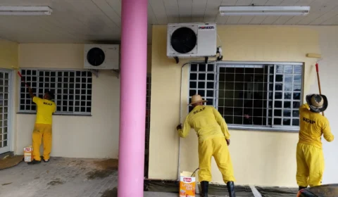 Detentos da CDPM 2 estão fazendo os trabalhos me manutenção da Delegacia da Mulher no Parque 10