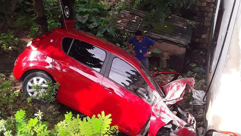 Acidente de trânsito deixa um dos veículos caído em barranco, com vítima presa em ferragem. Veja imagens!