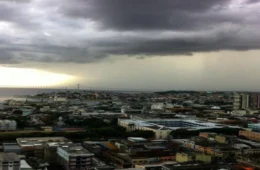 Videos da chuva que causou diversos alagamentos em Manaus nesta segunda-feira (30)