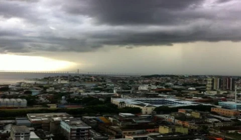 Videos da chuva que causou diversos alagamentos em Manaus nesta segunda-feira (30)
