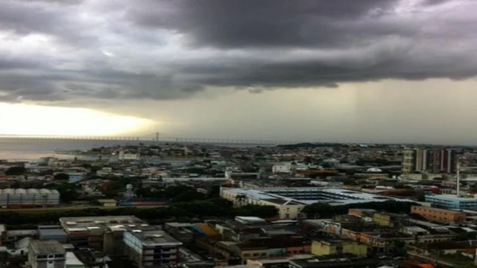 Videos da chuva que causou diversos alagamentos em Manaus nesta segunda-feira (30)