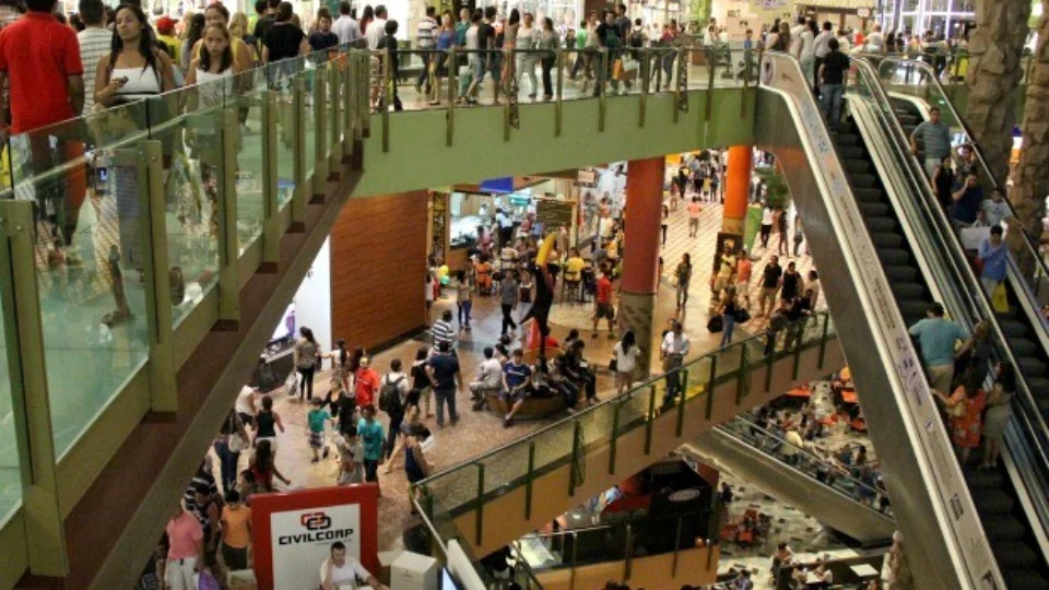 Já fez as compras de fim de ano? Veja os horários de funcionamento dos shoppings, em Manaus