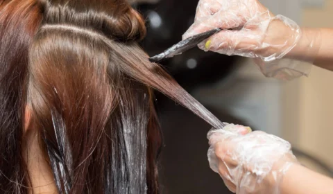 Câncer de mama pode ter relação com uso de tinta de cabelo