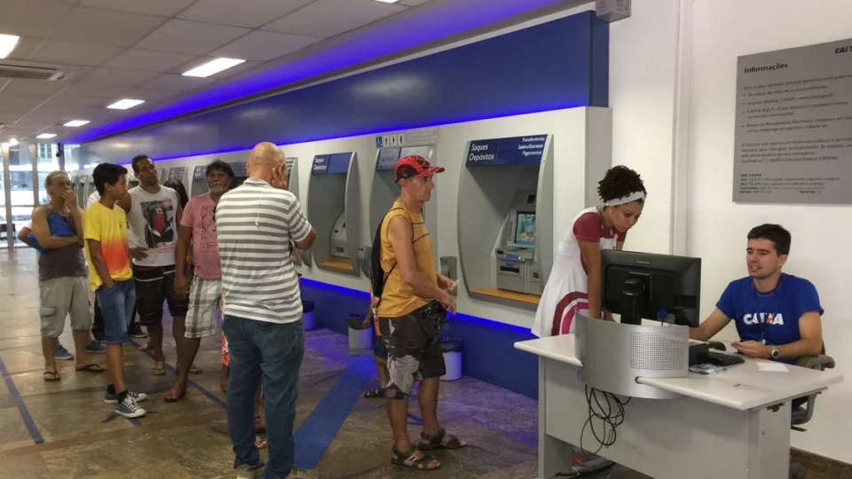 Nasceu em setembro e outubro? Trabalhadores sem conta na Caixa já podem sacar o FGTS. Saiba como!