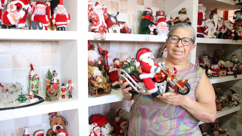 Aposentada coleciona papais noéis há mais de 30 anos no interior de SP