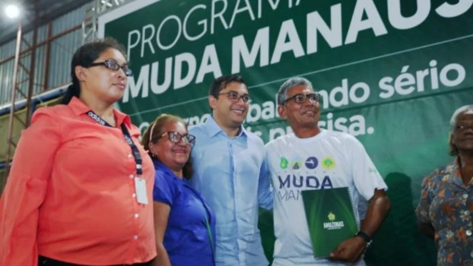 ‘Muda Manaus’ leva provão eletrônico para jovens e adultos do Mutirão concluírem os estudos